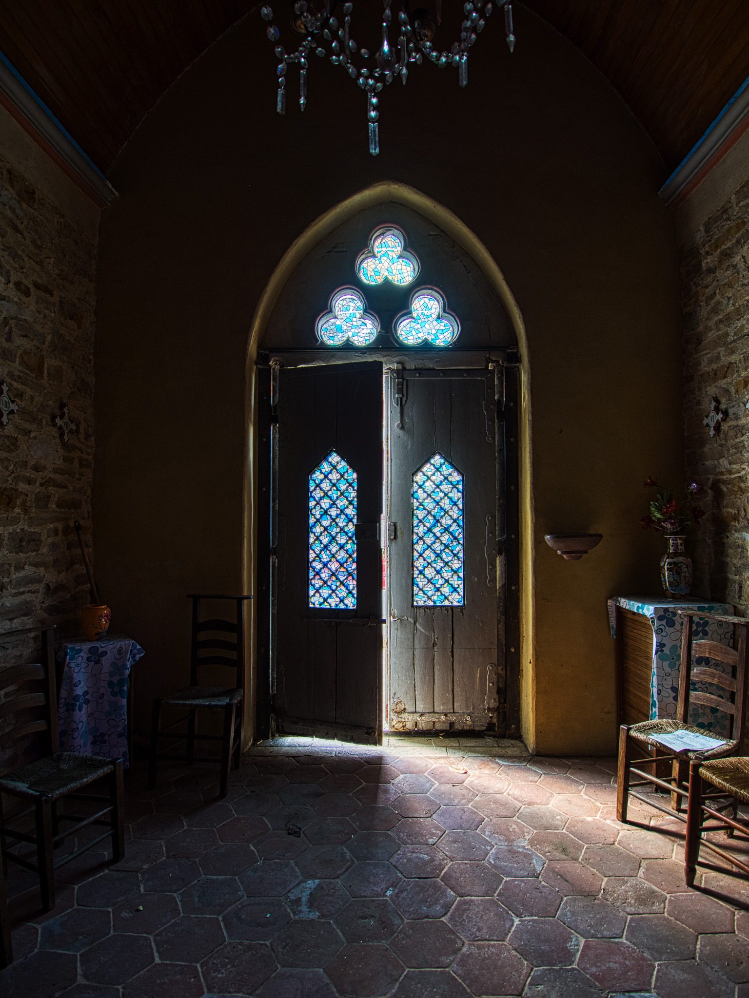 Chapelle néo-flamboyante en pierre (1857),  Varennes-Saint-Sauveur