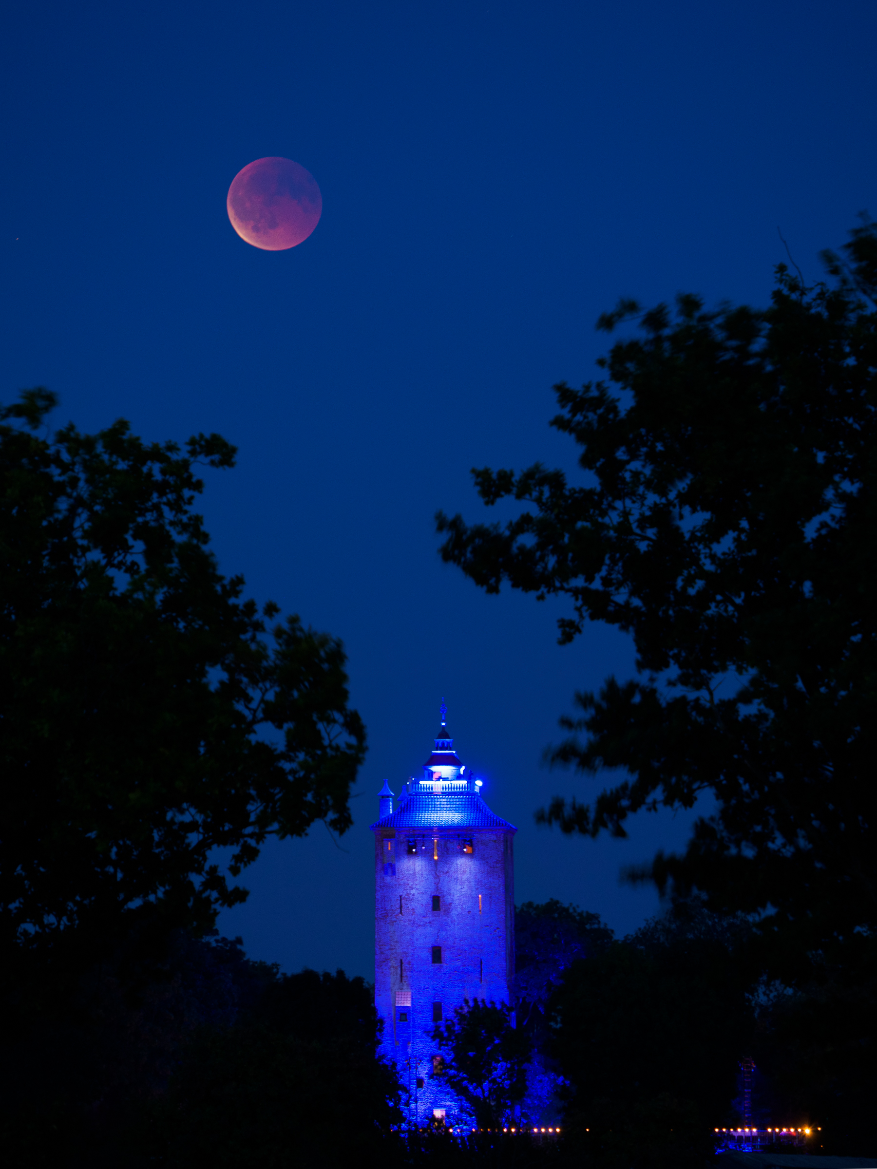 The blood moon rising above the Hamtoren (Vleuten, NL)