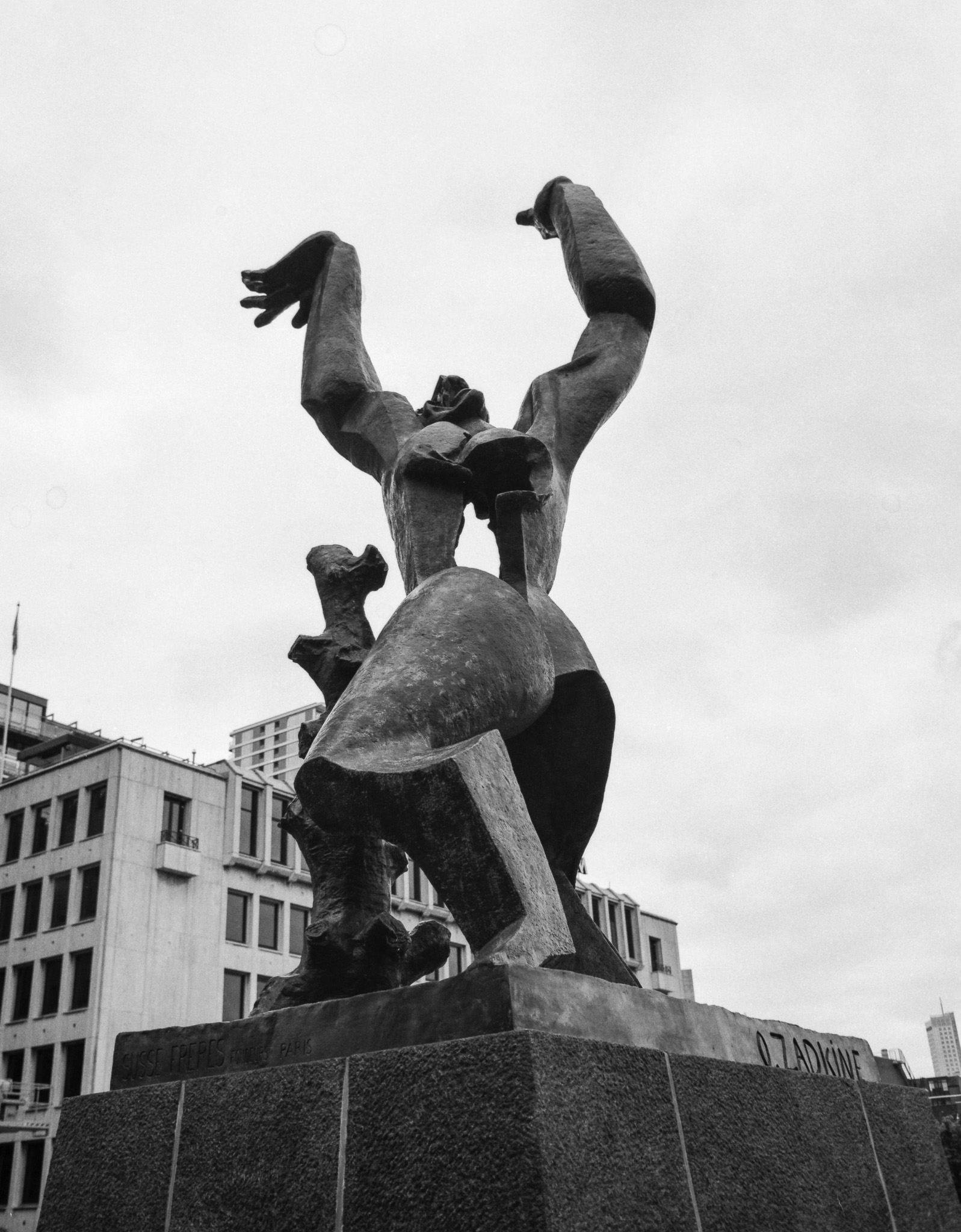 'De Verwoeste Stad' by Zadkine (Rotterdam) - Bronica ETRS